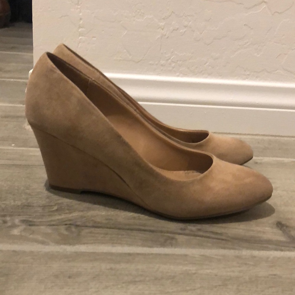 Nude wedge pumps